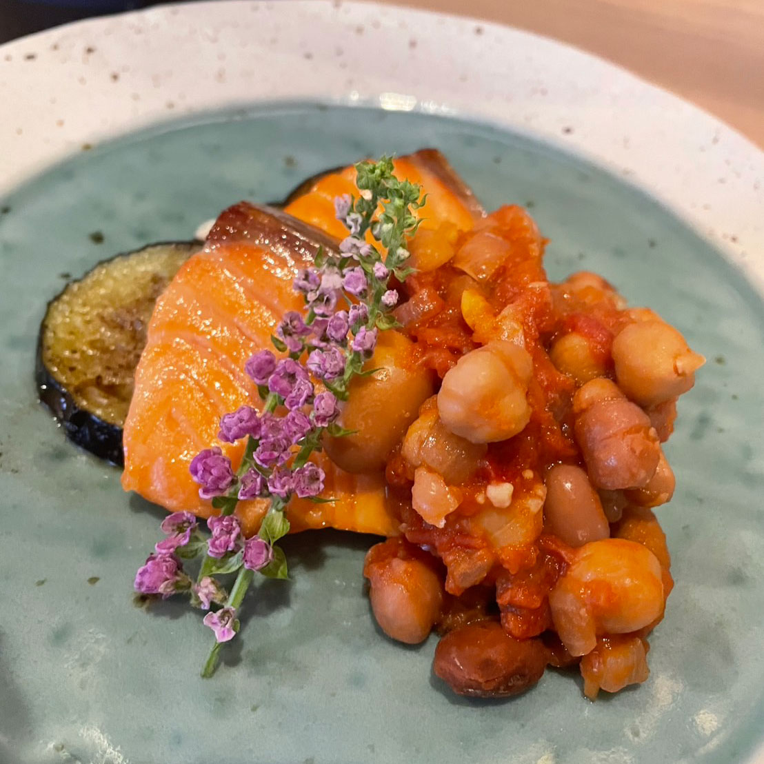 鮭の燻製焼き　豆と塩麹